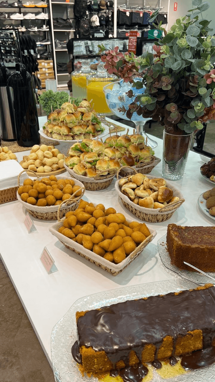 Mesa com alimentos do coffee break